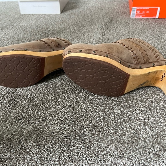 Beautiful shoes gently worn - Picture 3 of 3